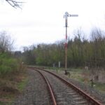 Középrigóc bejárati jelzője a 62-es vonal felől, háttérben a pécsi fővonal