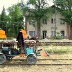 Ismét Szentán, búcsú a kisvasúti naptól. Szenta MÁV-állomásépülete „előtt” egy drezina „parkol”