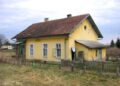 Segesd régi vasútállomásának felvételi épülete (a korábbi Alsósegesd) a vasútvonal mentén (a mai megállótól déli irányban 1 km-re) (2008.03.01.)