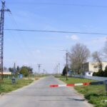 Fénysorompóval fedezett vasúti átjáró a marcali Puskás Tivadar utcán, az állomástól északra (készítette: Gálovics Márk)