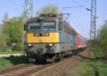 Fővonali személyvonat halad a 30-as vonalon Balatonmáriafürdő és B. máriafürdő-elágazás közt
