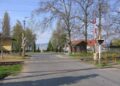 Fénysorompóval biztosított útátjáró Balatonberény mh. mellett (tőle keletre), háttérben a Balaton