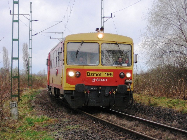 Keszthelytől Somogyszobig közlekedő személyvonat érkezik Balatonszentgyörgyre (2008.03.01.)