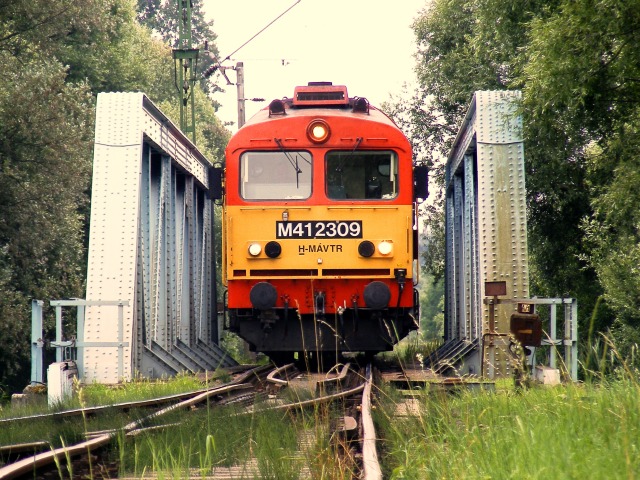 Fürdővonat a Zala-hídon. Élén a 2309-es csörgő (készítette: Völgyesi Zsolt, 2008. 06. 30.)