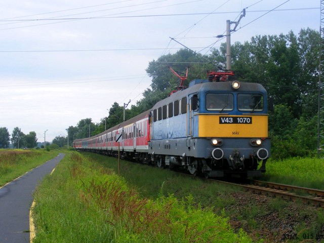 Fővonali gyorsvonat halad Fenékpuszta és az elágazás közt (készítette: Gálovics Márk, 2008. 06. 30.)