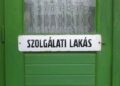 Az épület régen részben szolgálati lakás volt. A tábla szerint az is maradt