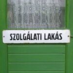 Az épület régen részben szolgálati lakás volt. A tábla szerint az is maradt