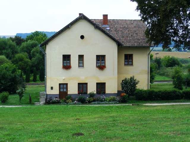 Almamellék (a felvételi épület utca felőli oldala) (2008.07.26.)