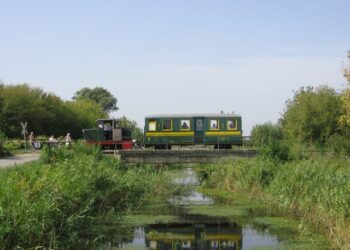 A VIP-vonat és a vasutasnapi különvonat szerelvénye Balatonfenyves és Imremajor közt egy hídon