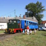 A somogyszentpáli személyvonat érkezése Balatonfenyvesre (15:15) - ezúttal egy kecskeméti kocsival. A deltázást követően a vonat - ahogy átlagos hétköznapokon is szokta - a fenyvesi GV állomás II. vágányára állt, majd 16:00-kor ismét elindult Somogyszentpálra