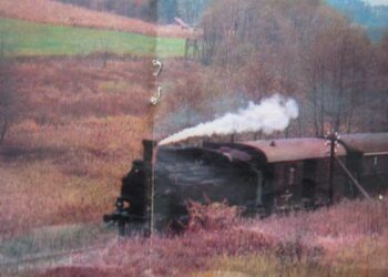 Életet hozott a vasút a tájba (275-ös gőzös ún. bocipullmanokkal. Az egyik kocsi 1. osztályú még mellékvonalon is)