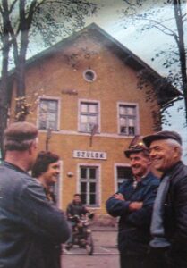 Valaki mindig elment, valaki mindig érkezett (a háttérben Szulok felvételi épülete)