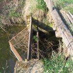 A beton-hídfőkből látszik, hogy ez felülről fahídnak tűnő objektum is vasúti híd volt