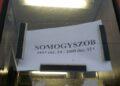 Egyedi nyomtatású iránytábla az utolsó személyvonat szerelvényére