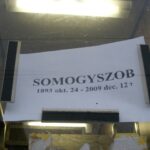 Egyedi nyomtatású iránytábla az utolsó személyvonat szerelvényére