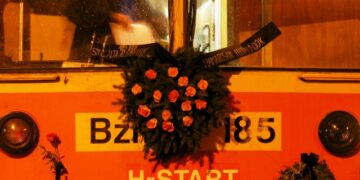 Keszthely: koszorú a somogyszobi vonat elején